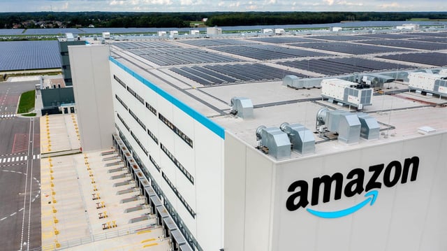 Das Logo von Amazon am neuen Logistikzentrum des Unternehmens in Großenkneten.