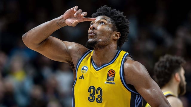 Alba-Spieler David McCormack blickt nach oben