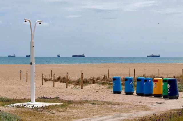 Playa de l'Arbre del Gos, con duchas y papeleras, dos de los requisitos necesarios para obtener Bandera Azul