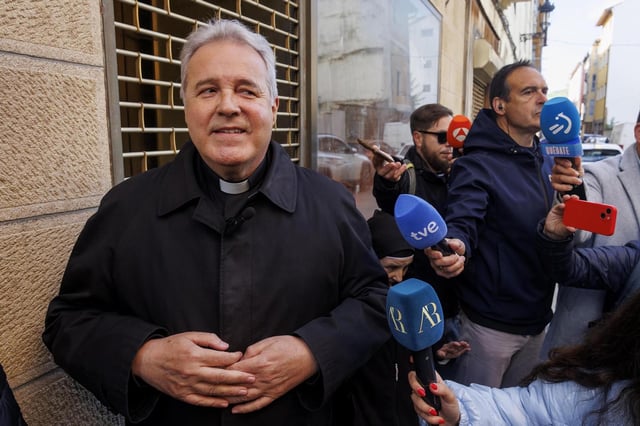 El arzobispo de Burgos, Mario Iceta, antes de declarar en el juzgado de Briviesca acusado de revelación de secretos y coacciones por parte de las monjas cismáticas de Belorado.
