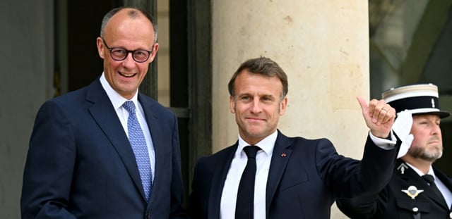 AFP - Le président Emmanuel Macron (d) accueille le nouveau chancelier allemand Friedrich Merz à l'Elysée, à Paris, le 7 mai 2025