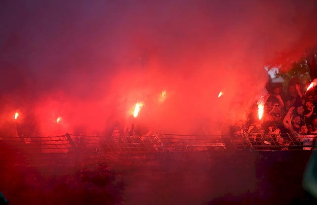 Im Spiel gegen Schweinfurt fackelten Fans der Würzburger Kickers ordentlich Brennbares im Block ab.
