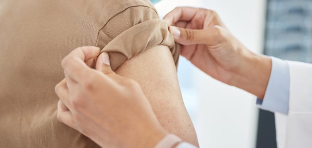 Die Auffrischimpfung gegen COVID-19 gilt weiterhin als wichtig für Risikogruppen