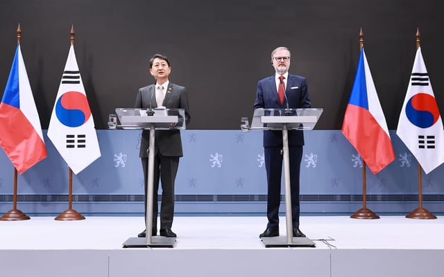 This iamge, provided by the industry ministry, shows Industry Minister Ahn Duk-geun (L) with Czech Prime Minister Petr Fiala in Prague on May 7, 2025. (PHOTO NOT FOR SALE) (Yonhap)