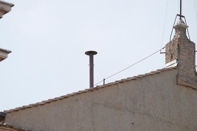 Der Schornstein auf dem Dach der Sixtinischen Kapelle