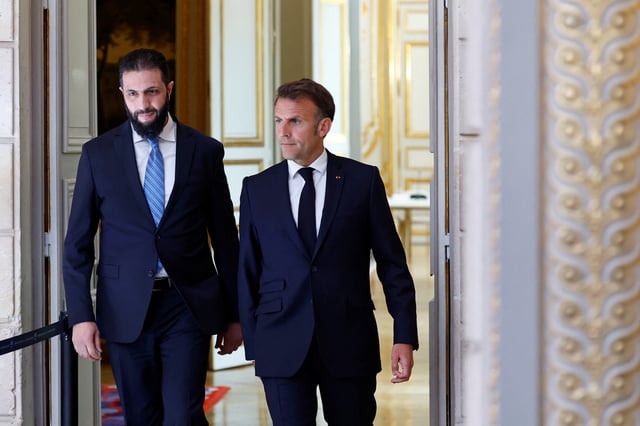 French President Emmanuel Macron and Syrian President Ahmed al-Sharaa arrive to attend a joint press conference after a meeting at the Elysee Palace in Paris, France, May 7, 2025. REUTERS/Stephanie Lecocq/Pool