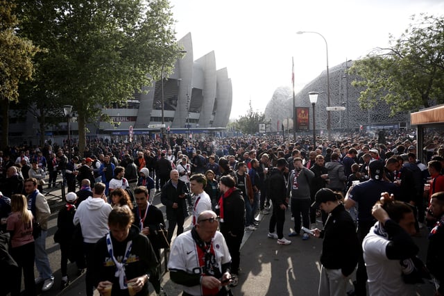 Les supporters sont présents depuis 18h30 aux abords de l’enceinte parisienne.
