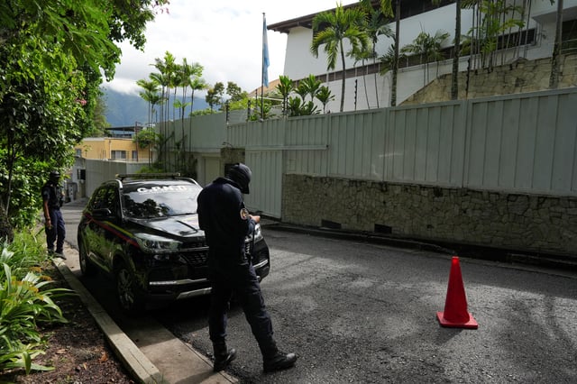 Venezuelan security forces guard the residence of Argentina's ambassador, where Venezuelan opposition members have sought asylum since March, in Caracas, Venezuela July 31, 2024. REUTERS/Alexandre Meneghini/File Photo