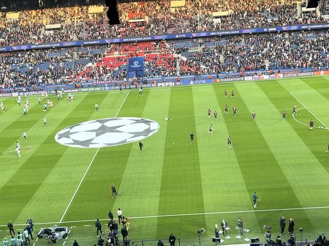 Les joueurs des deux équipes sont à l’échauffement avant PSG-Arsenal.