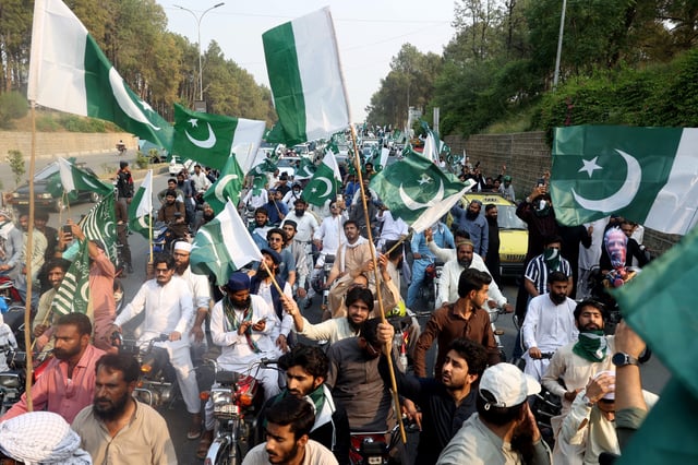 Supporters of Pakistan Markazi Muslim League (PMML) wave flags during a rally in support of Pakistani Army following India's military strikes on Pakistan, in Islamabad, Pakistan, May 7, 2025. REUTERS/Fayaz Aziz