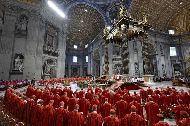 Comienza la procesión de los cardenales a la Capilla Sixtina para el inicio del cónclave