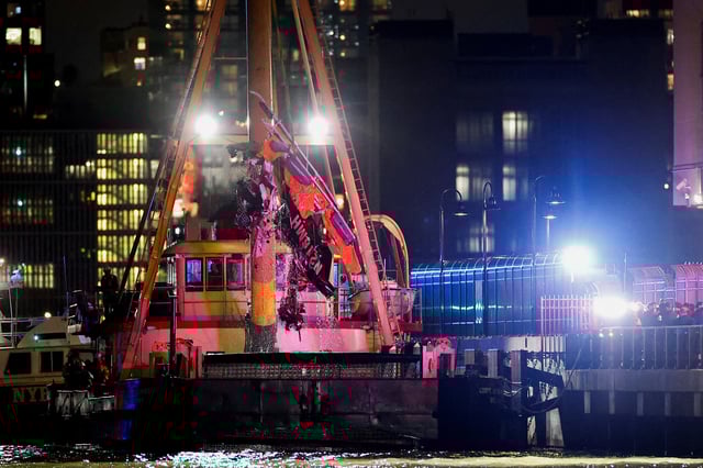 Emergency personnel work at the scene of a helicopter crash on the Hudson River near lower Manhattan in New York, as seen from Newport, New Jersey U.S., April 10, 2025.  REUTERS/Eduardo Munoz/File Photo