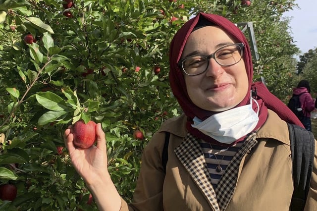 Esta foto muestra a Rumeysa Ozturk, una estudiante turca de la Universidad de Tufts, en EEUU,  en un viaje de recolección de manzanas en 2021. (AP Foto)