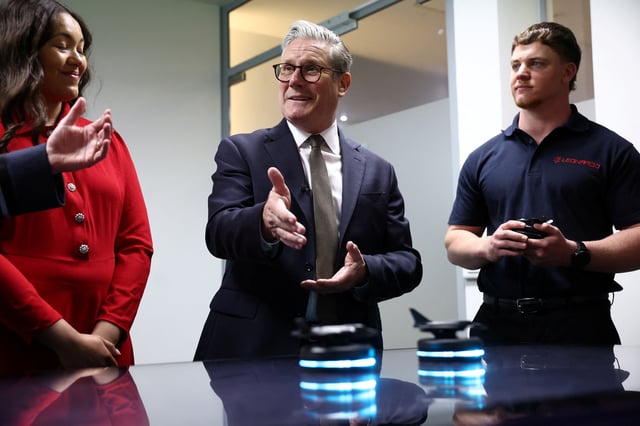 Britain's Prime Minister Keir Starmer is shown an interactive map during a visit to Leonardo, one of the biggest suppliers of defence and security equipment to the UK MOD, in Luton, north of London, Britain, May 2, 2025. HENRY NICHOLLS/Pool via REUTERS/File Photo
