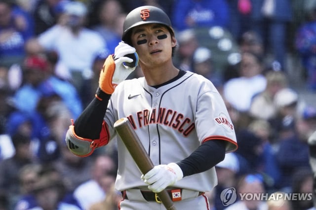 Lee Jung-hoo of the San Francisco Giants reacts after striking out against the Chicago Cubs during a Major League Baseball regular-season game at Wrigley Field in Chicago on May 7, 2025, in this Associated Press photo. (Yonhap)