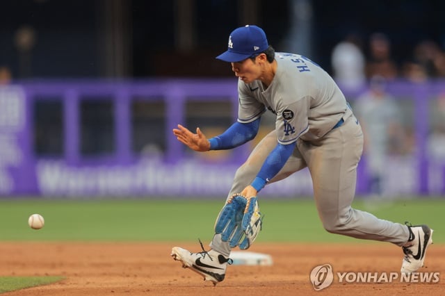 Los Angeles Dodgers second baseman Kim Hye-seong fields a ground ball hit by Ronny Simon of the Miami Marlins during a Major League Baseball regular-season game at loanDepot park in Miami on May 7, 2025, in this Imagn Images photo via Reuters. (Yonhap)