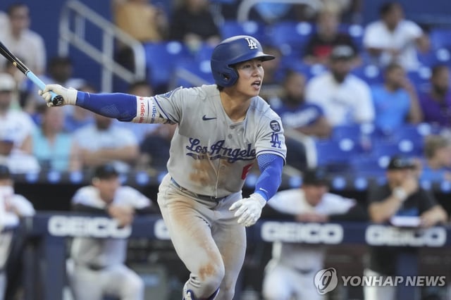 Kim Hye-seong of the Los Angeles Dodgers hits a single against the Miami Marlins during a Major League Baseball regular-season game at loanDepot park in Miami on May 7, 2025, in this Associated Press photo. (Yonhap)