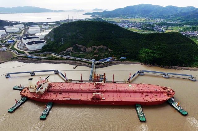 A VLCC oil tanker is seen at a crude oil terminal in Ningbo Zhoushan port, Zhejiang province, China May 16, 2017. Picture taken May 16, 2017. REUTERS/Stringer/File Photo