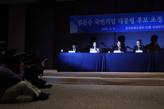 Kim Moon-soo, a presidential candidate for South Korea's conservative People Power Party, speaks during a debate in Seoul, South Korea, May 8, 2025.   REUTERS/Kim Hong-Ji