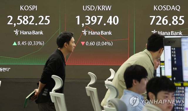 This photo shows a dealing room of Hana Bank in downtown Seoul on May 8, 2025. (Yonhap)