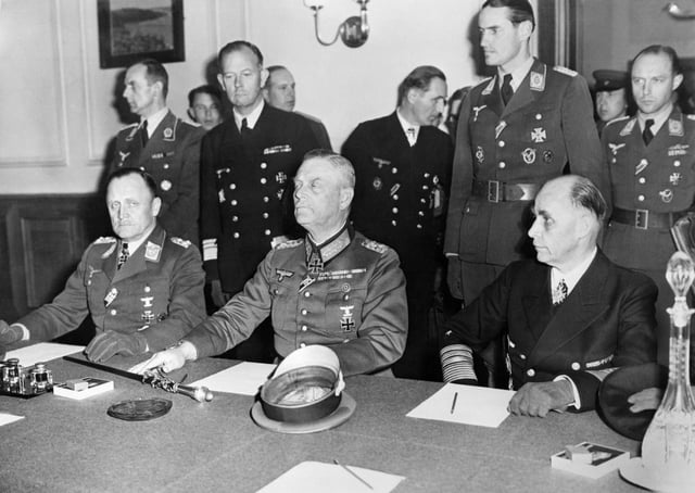 Los jefes de la delegación alemana, el general Hans-Jürgen Stumpff, el mariscal de campo y jefe de estado mayor alemán, Wilhelm Keitel, y el almirante Hans-Georg von Friedeburg, antes de firmar la capitulación, el 8 de mayo de 1945 en el distrito berlinés de Karlshorst.
