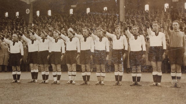 Die deutsche Fußballnationalmannschaft zeigt vor einem Spiel 1935 in Köln den Hitlergruß