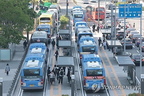 Intracity buses are lined up at a bus stop in front of Seoul Station on May 7, 2025. (Yonhap)