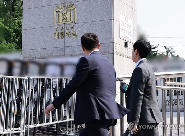 The Corruption Investigation Office for High-ranking Officials attempt to raid the presidential office over allegations that former President Yoon Suk Yeol interfered in a military probe into the death of a Marine conscript two years ago, in this photo taken May 7, 2025. (Yonhap)