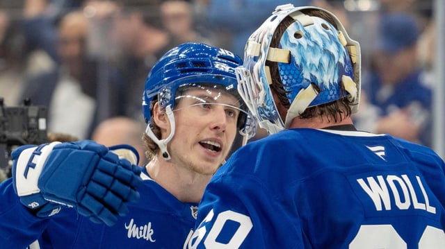 Torontos Matchwinner Mitch Marner (l.) mit Goalie Joseph Woll 
