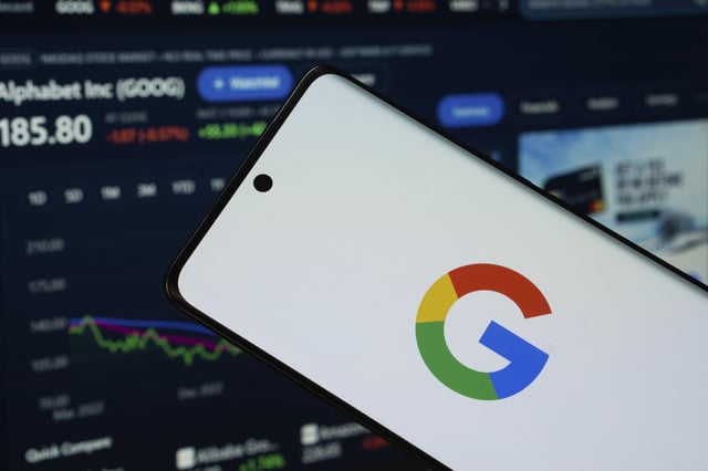 Ob KI der Google-Suche das Wasser abgräbt, wird von vielen aufmerksam beobachtet. Ein Apple-Manager liefert jetzt Hinweise auf einen Wandel, der Anleger heftig reagieren lässt.