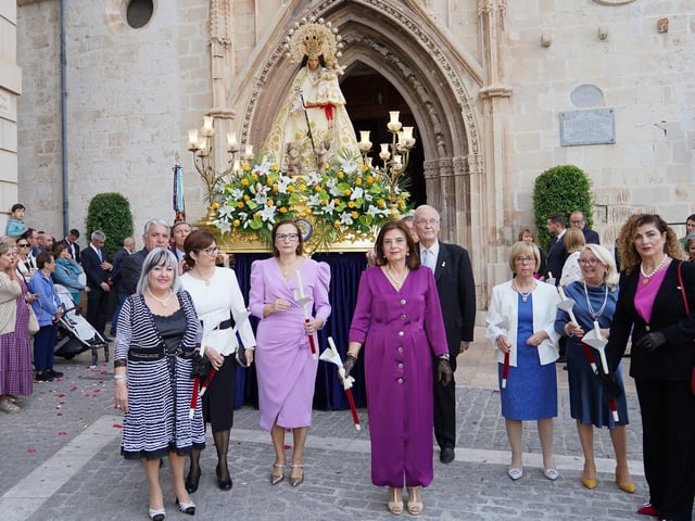 La imagen de la Mare de Déu dels Desemparats, ante la Colegiata de Gandia