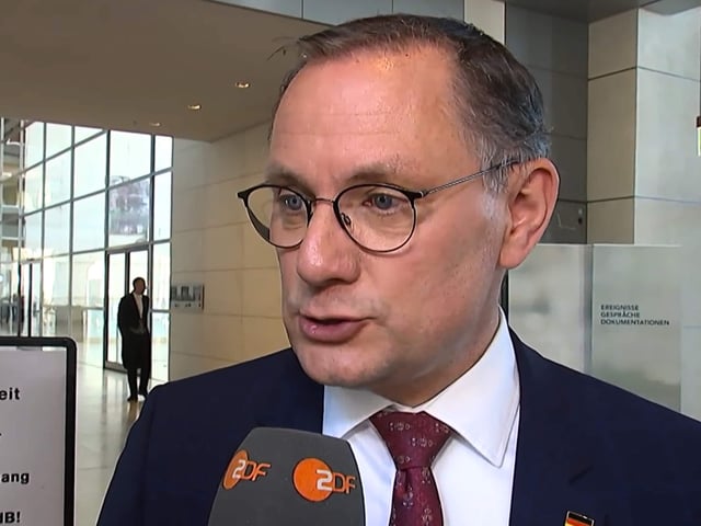AfD-Politiker Tino Chrupalla im Kika-Interview für die Sendung "Logo"