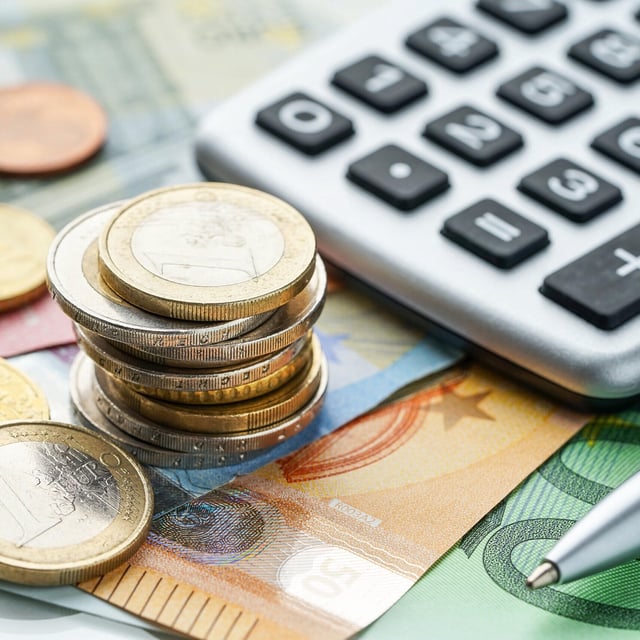 Die Berechnung der Netto-Rente in Deutschland kann kompliziert sein, da viele individuelle Faktoren und aktuelle Anpassungen der Kranken- und Pflegeversicherungsbeiträge berücksichtigt werden müssen.