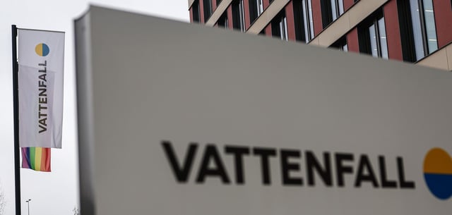 Eine Fahne und das Logo der Energiefirma Vattenfall