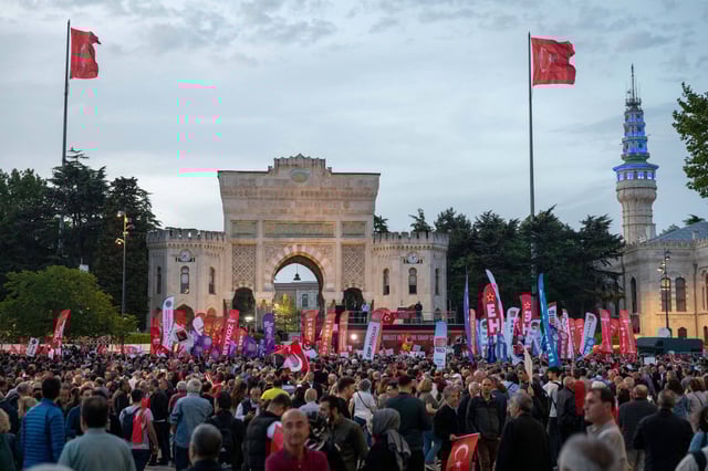 Zehntausende demonstrierten am Mittwoch für den inhaftierten türkischen Oppositionspolitiker Imamoglu.