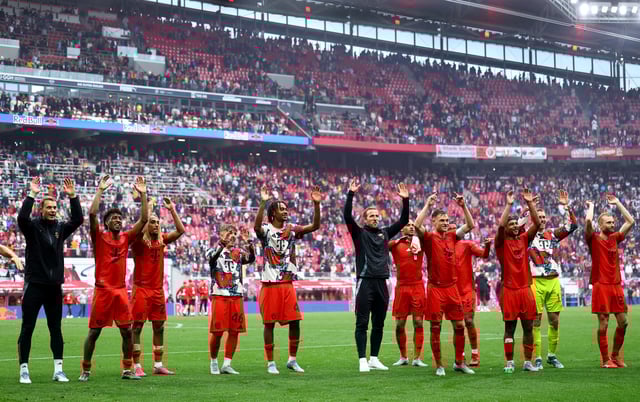 Soccer Football - Bundesliga - RB Leipzig v Bayern Munich - Red Bull Arena, Leipzig, Germany - May 3, 2025 Bayern Munich players react towards their fans after the match REUTERS/Lisi Niesner