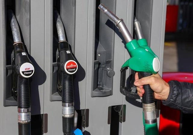Imagen de archivo de surtidores de gasolina en una estación de servicio ajena a esta noticia