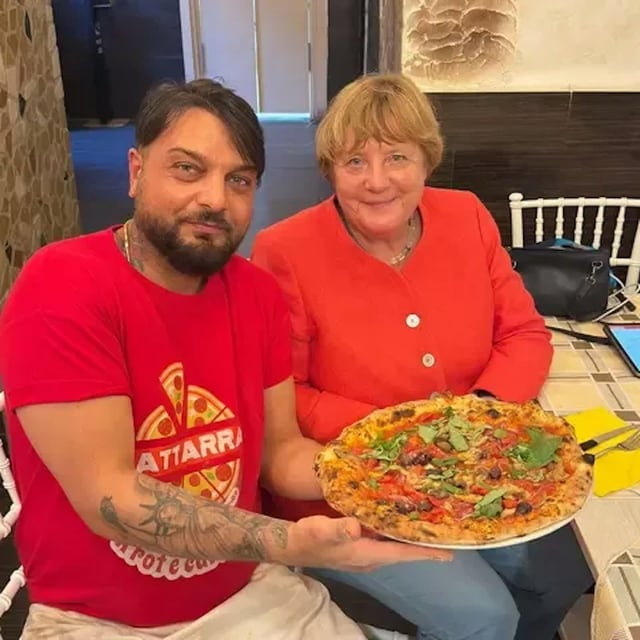 Pizza und Selfie: Angela Merkel überrascht Pizzeria bei Neapel.