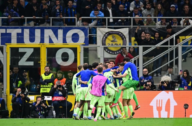 Soccer Football - Champions League - Semi Final - Second Leg - Inter Milan v FC Barcelona - San Siro, Milan, Italy - May 6, 2025 FC Barcelona's Raphinha celebrates scoring their third goal with teammates REUTERS/Daniele Mascolo/ File Photo