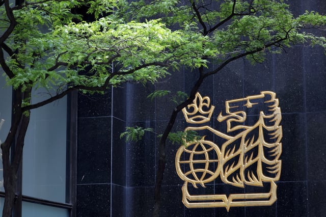 The Royal Bank of Canada (RBC) logo is seen on a building in Toronto, Ontario, Canada June 1, 2021.  REUTERS/Chris Helgren/File Photo