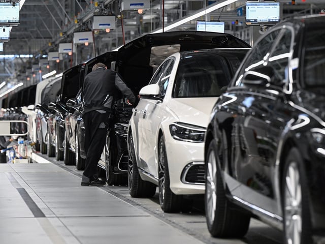 Mitarbeiter des Stuttgarter Autoherstellers Mercedes-Benz arbeiten in der Factory 56 im Mercedes-Benz Werk in Sindelfingen in der Fertigung am Band von Oberklasse- und Luxusfahrzeugen (Archivbild)