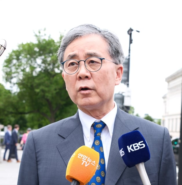 Kim Hyun-chong, former trade minister and security adviser to South Korea's Democratic Party (DP) presidential candidate Lee Jae-myung, speaks to the press in front of the White House in Washington on May 8, 2025. (Yonhap)