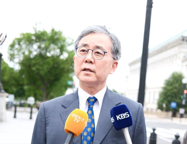 Kim Hyun-chong, former trade minister and security adviser to South Korea's Democratic Party (DP) presidential candidate Lee Jae-myung, speaks to the press in front of the White House in Washington on May 8, 2025. (Yonhap)