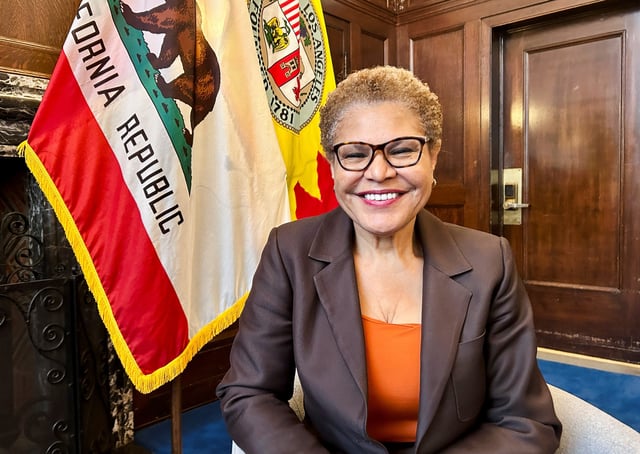 Los Angeles Mayor Karen Bass poses for a photo during an interview at Los Angeles City Hall, California, U.S., October 17, 2024.   REUTERS/Rory Carroll/File Photo