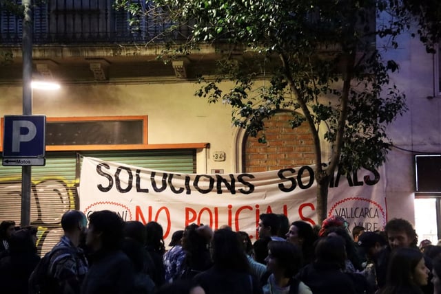 Una pancarta reivindicativa frente a un bloque vacío ocupado por manifestantes contra el desalojo de barracas en Vallcarca.