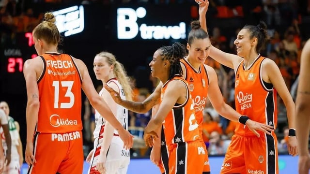 Carrera, Turner, Fiebich y Torrens, en el primer partido de la final en La Fonteta / F. Calabuig