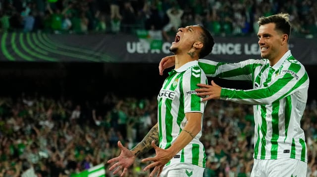 Betis Sevillas Antony bejubelt seinen Treffer gemeinsam mit Teamkollege Giovanni Lo Celso