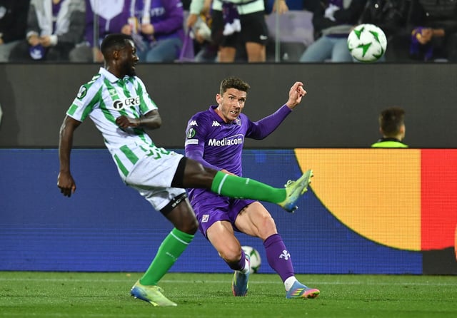 Soccer Football - Conference League - Semi Final - Second Leg - Fiorentina v Real Betis - Stadio Artemio Franchi, Florence, Italy - May 8, 2025 Real Betis' Youssouf Sabaly in action with Fiorentina's Robin Gosens REUTERS/Jennifer Lorenzini