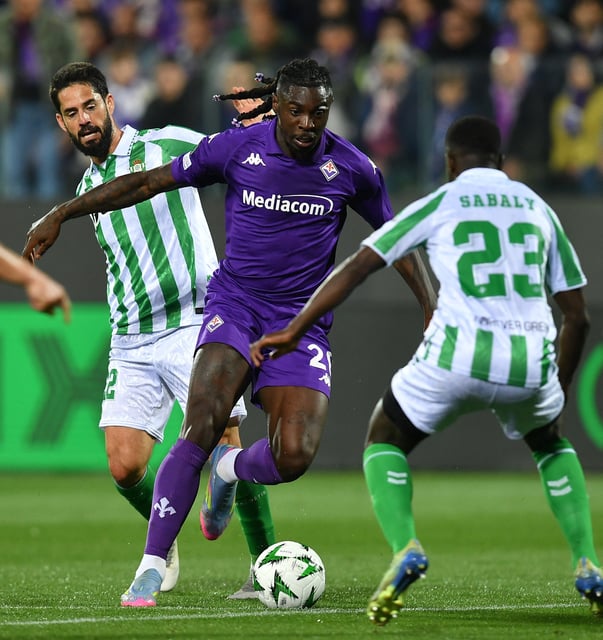 Soccer Football - Conference League - Semi Final - Second Leg - Fiorentina v Real Betis - Stadio Artemio Franchi, Florence, Italy - May 8, 2025 Fiorentina's Moise Kean in action with Real Betis' Isco and Youssouf Sabaly REUTERS/Jennifer Lorenzini