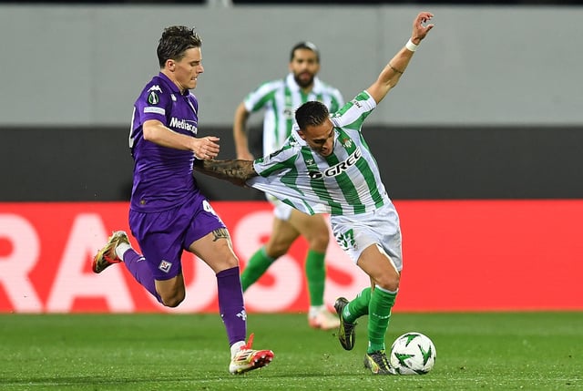 Soccer Football - Conference League - Semi Final - Second Leg - Fiorentina v Real Betis - Stadio Artemio Franchi, Florence, Italy - May 8, 2025 Fiorentina's Nicolo Fagioli in action with Real Betis' Antony REUTERS/Jennifer Lorenzini